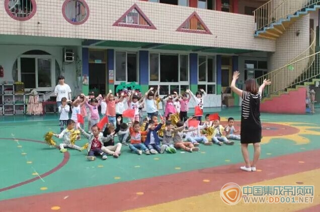 奧華走進(jìn)幼兒園 提前送上六一祝福