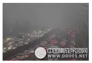 霧霾+雨雨雨+TA，一個奇妙的組合，奧華晾衣機為您解決！