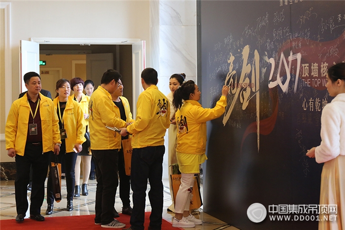 來(lái)斯奧「亮劍2017」頂墻核心經(jīng)銷商峰會(huì)完美謝幕