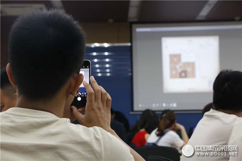 “同心筑夢(mèng) 破繭化蝶”2018美郝嘉終端門店銷售精英培訓(xùn)會(huì)——軟件培訓(xùn)