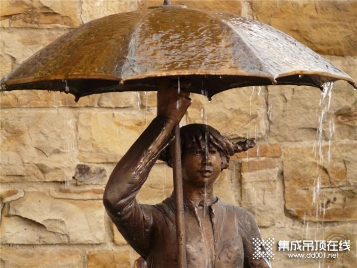 華帝智顏浴霸，實用補救神技能，梅雨季快速拯救衛(wèi)浴間潮暗臭